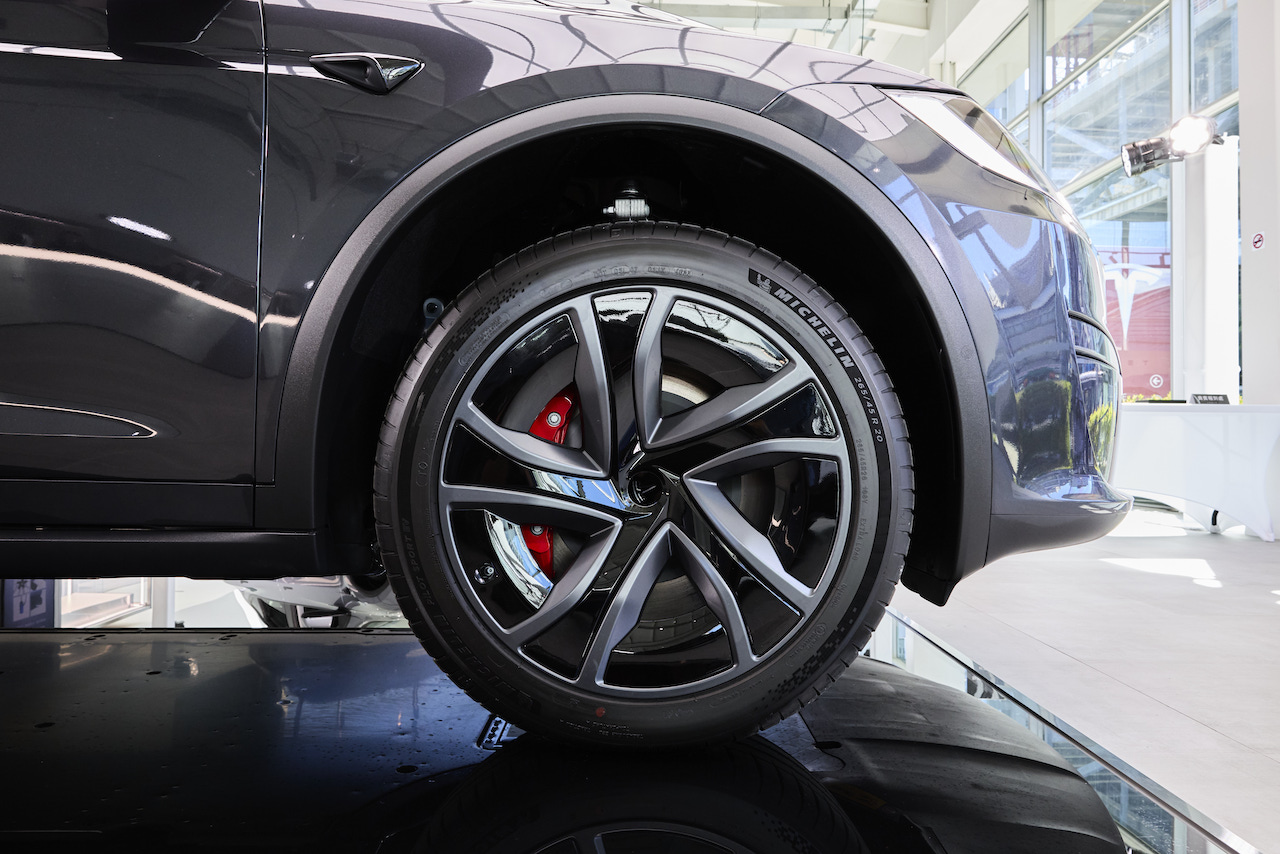 06_新款 Model S 與 Model X 皆導入全新輪圈設計，進一步提升行駛穩定性與能源效率，並可個性化選配加大尺寸輪圈。